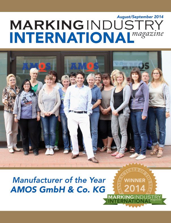 Titelseite des Magazins Marking Industry International, August/September 2014: das AMOS-Team vor dem Firmengebäude, darunter die Auszeichnung „Manufacturer of the Year 2014“